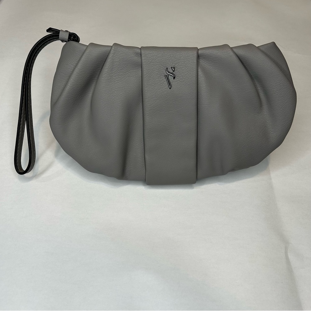 (9) Simply Vera Gray Wristlet